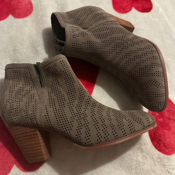 New Violet & Red Jensen Heeled Bootie - Picture 12 of 12